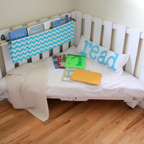 how to make a reading nook from wooden palettes