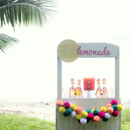 Looking for a refreshing drink station for a beach-y party (or wedding)? This lemonade bar is perfection!