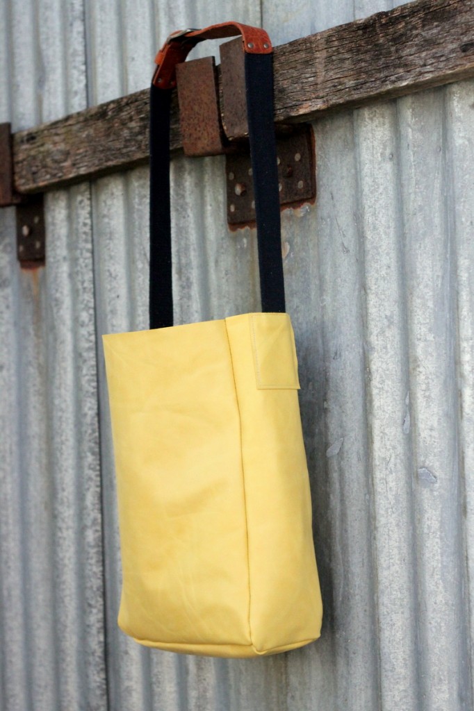 Take an already simple project and make it even simpler-  this DIY leather tote with uses a belt as the buckle. Sew one up in less than 30 minutes.
