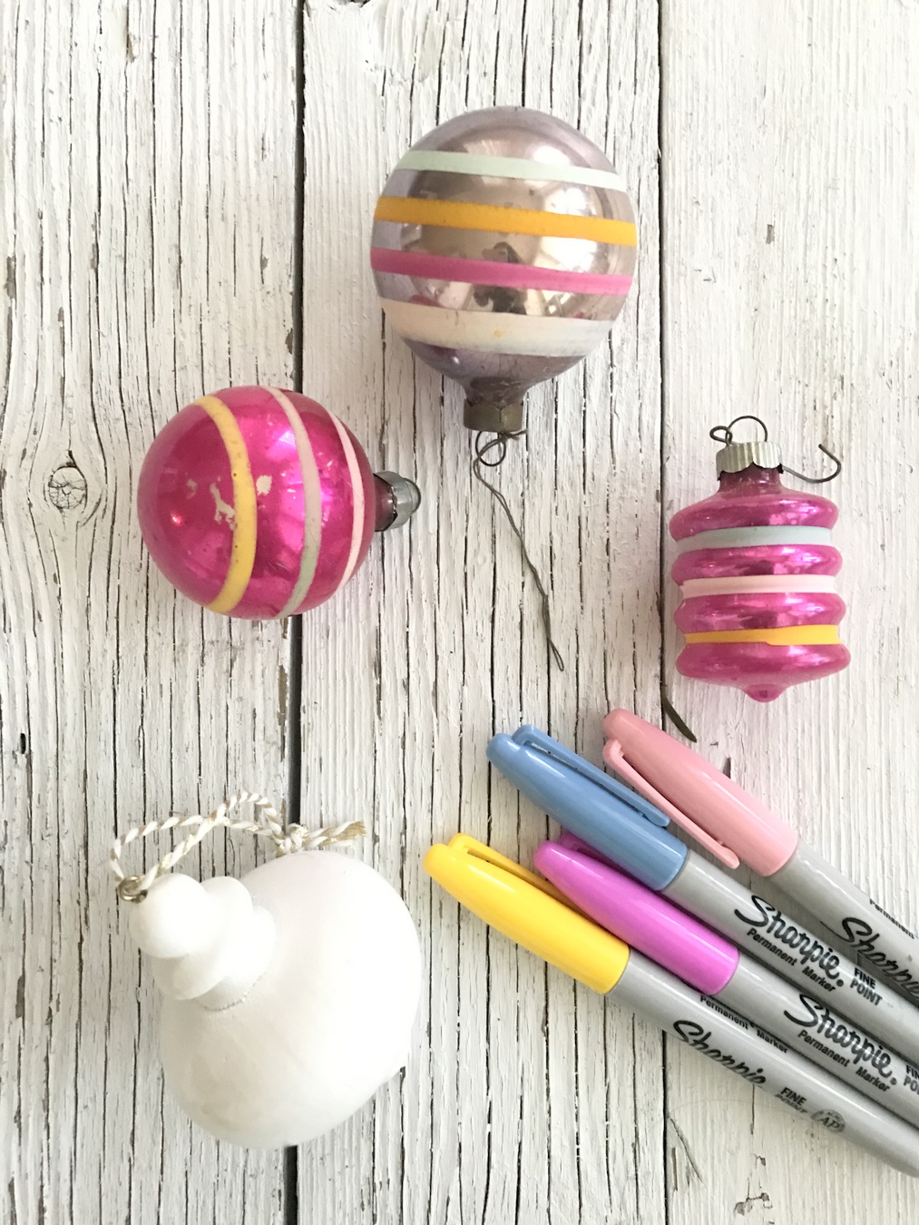 DIY doodle ornaments- the perfect last minute teacher (and neighbor) gifts!