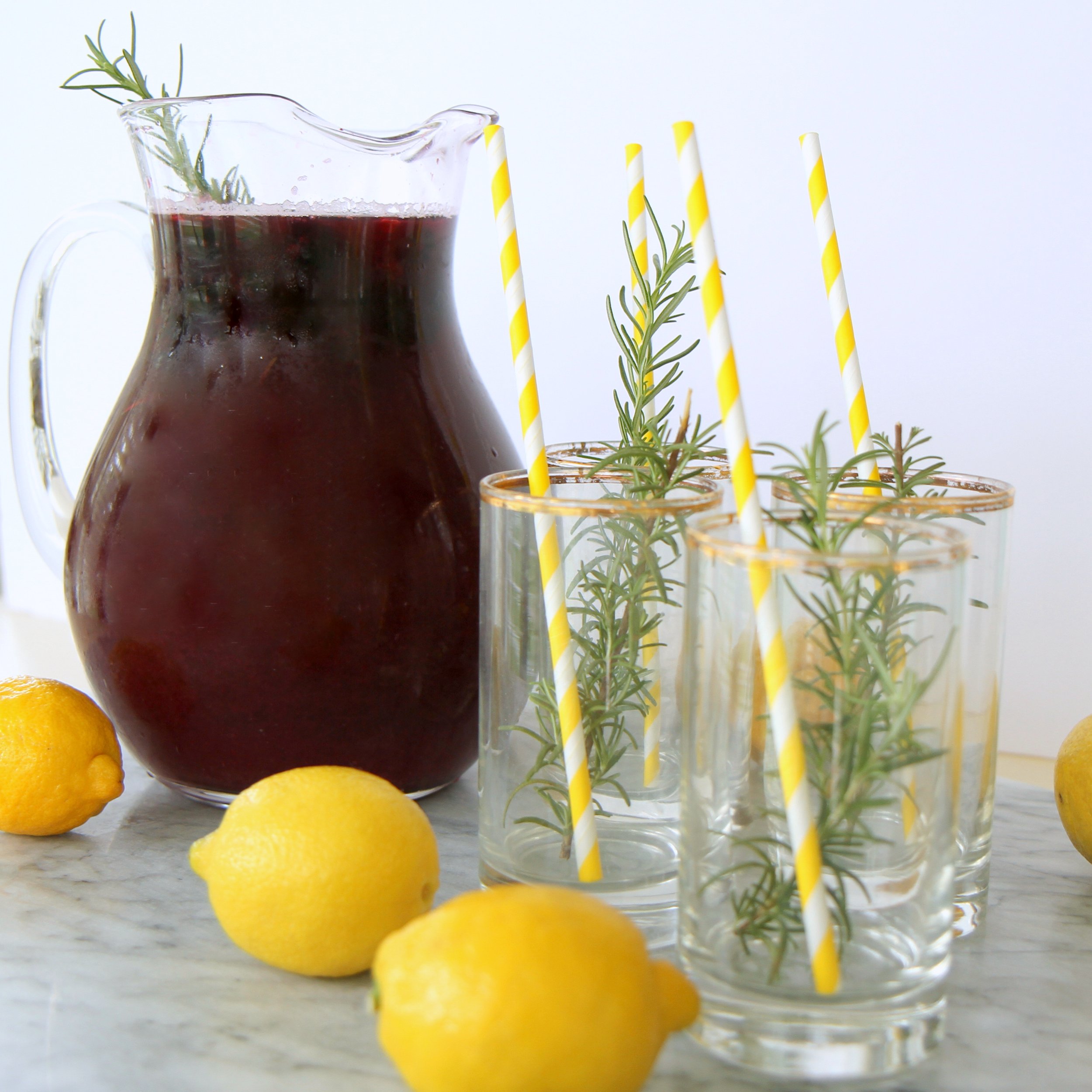 sparkling blackberry rosemary lemonade recipe (the perfect addition to brunch, or to dinner on the patio!)
