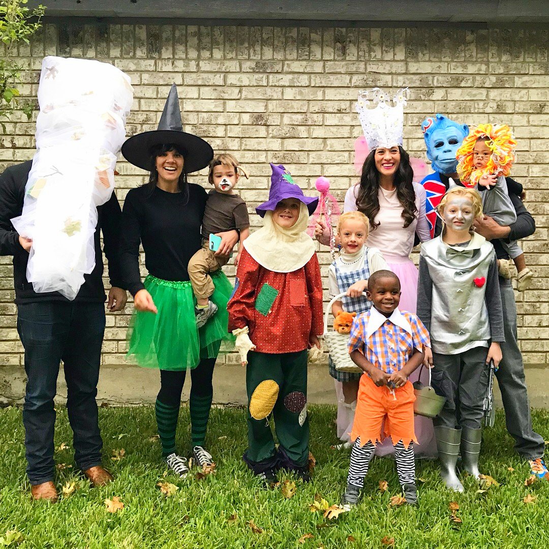 Family Halloween Costumes- how to put together themed Wizard of Oz costumes