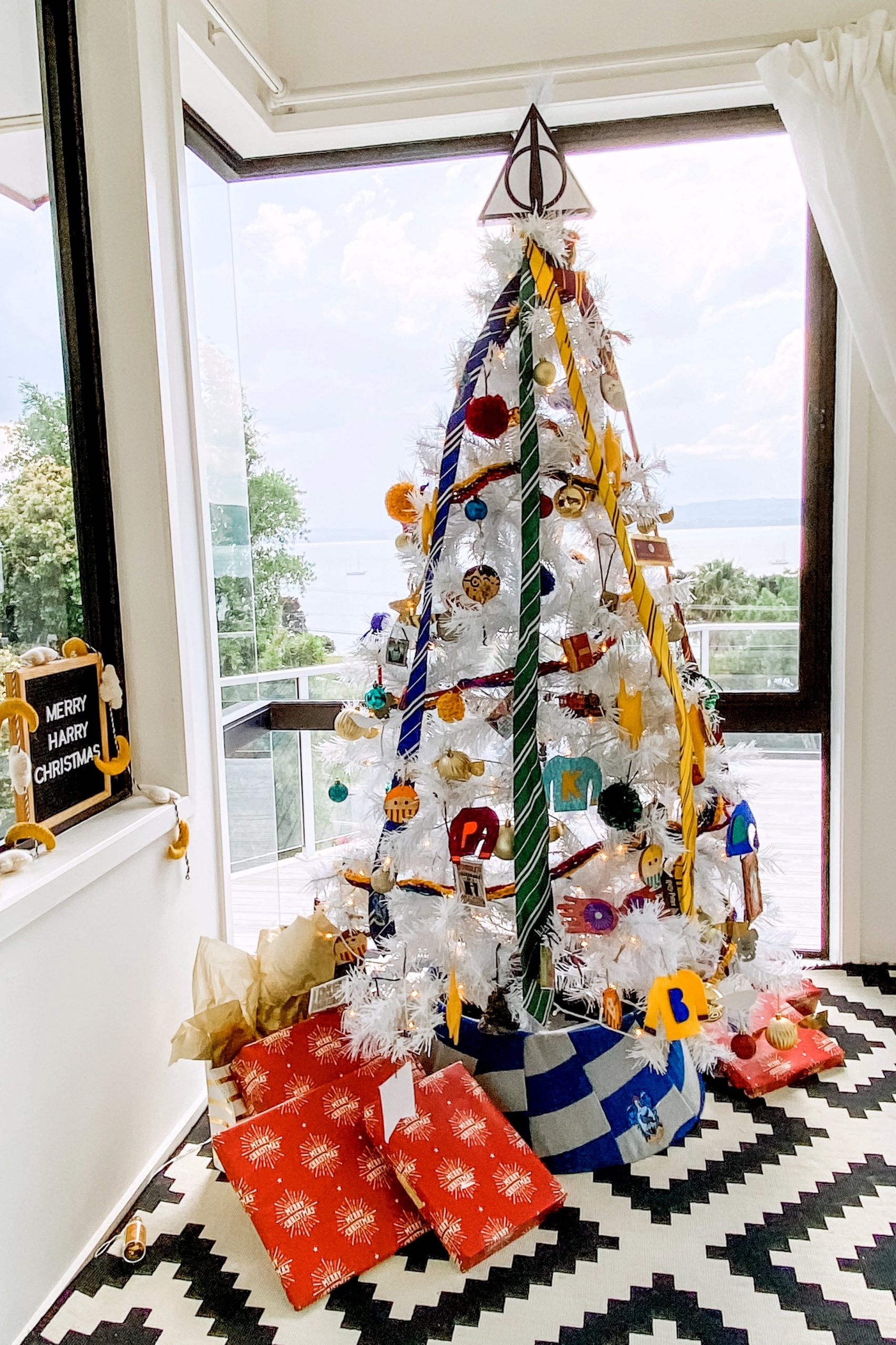 harry potter christmas tree (and tons of DIY HP ornament ideas)!