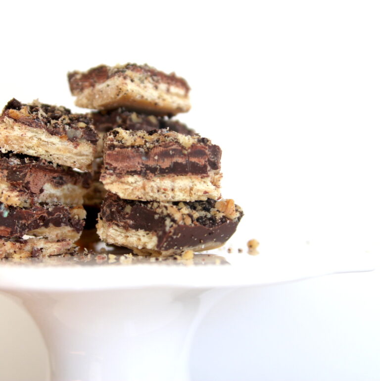 sweet & salty holiday deliciousness (aka christmas crack)