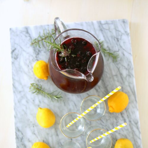 sparkling blackberry rosemary lemonade recipe (the perfect addition to brunch, or to dinner on the patio!)